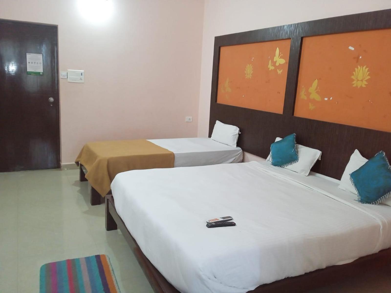 Grand Jp Inn Near 2 Km From Gundlupet Bus Stand Exterior foto