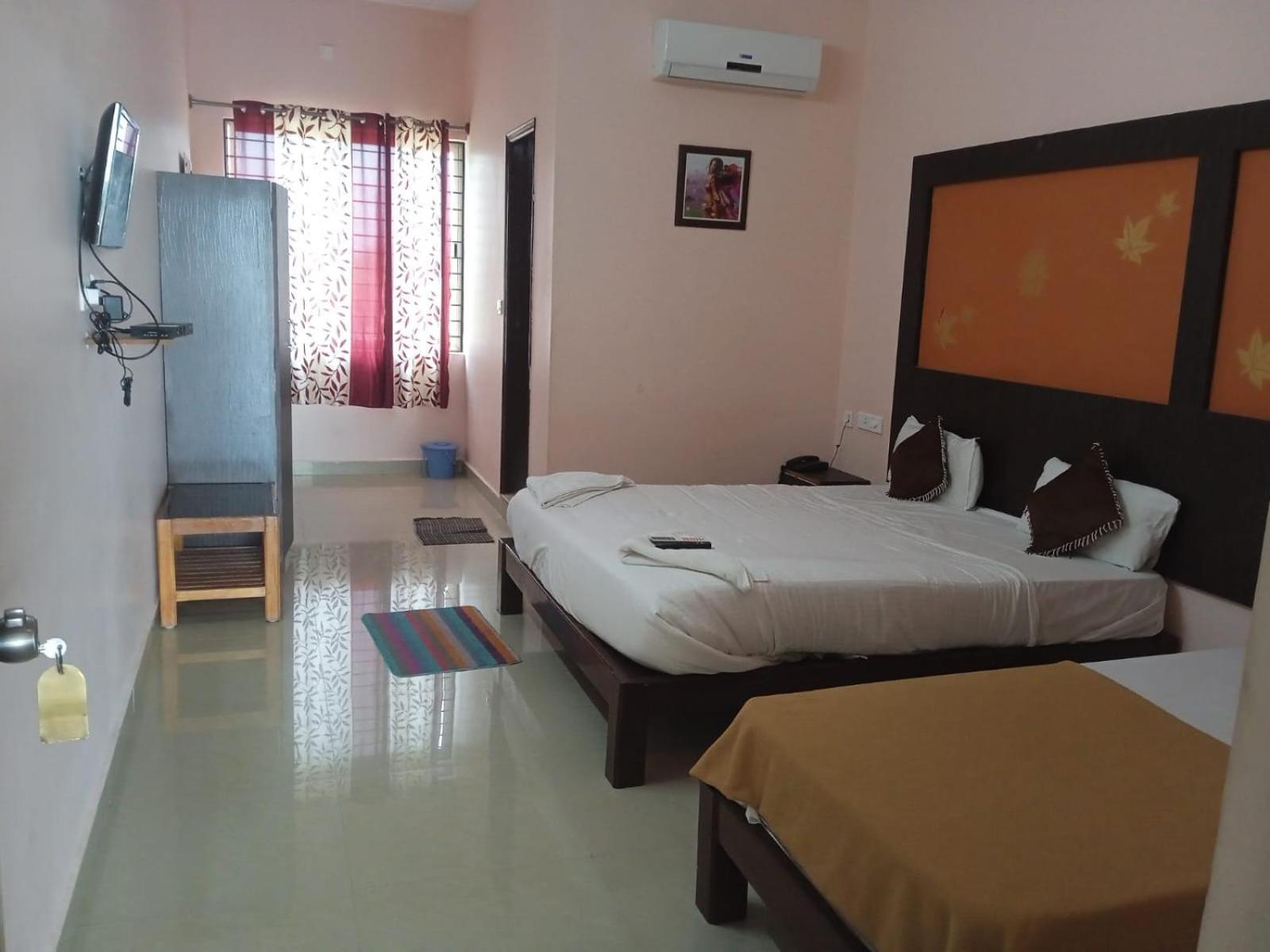 Grand Jp Inn Near 2 Km From Gundlupet Bus Stand Exterior foto