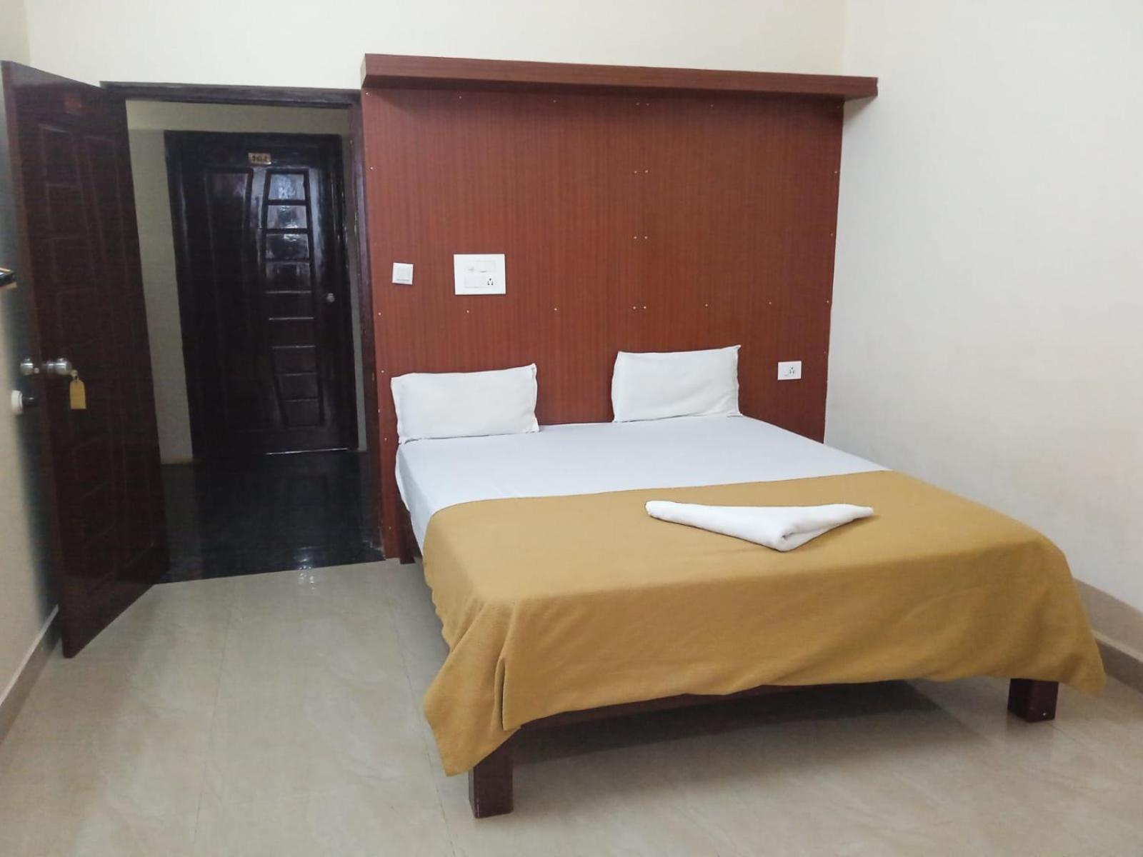 Grand Jp Inn Near 2 Km From Gundlupet Bus Stand Exterior foto